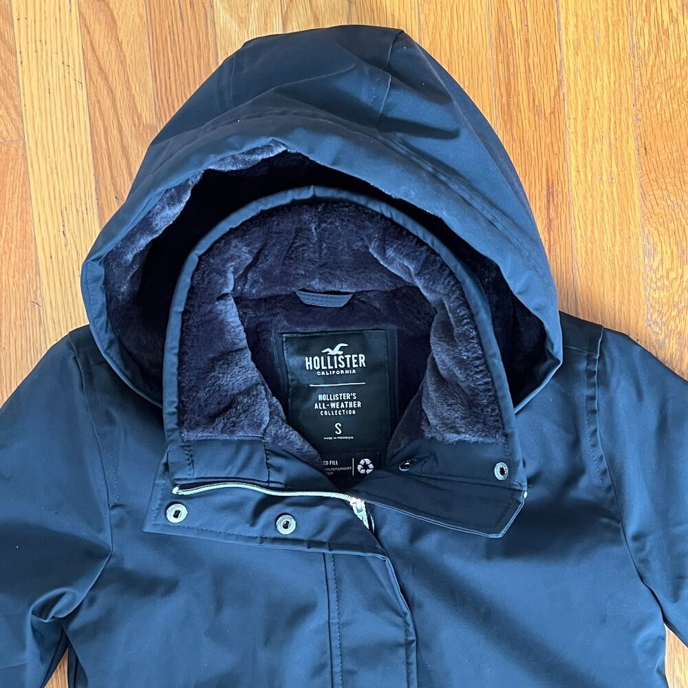 Hollister Faux Fur-Lined All-Weather Jacket Dark Blue. Size Small